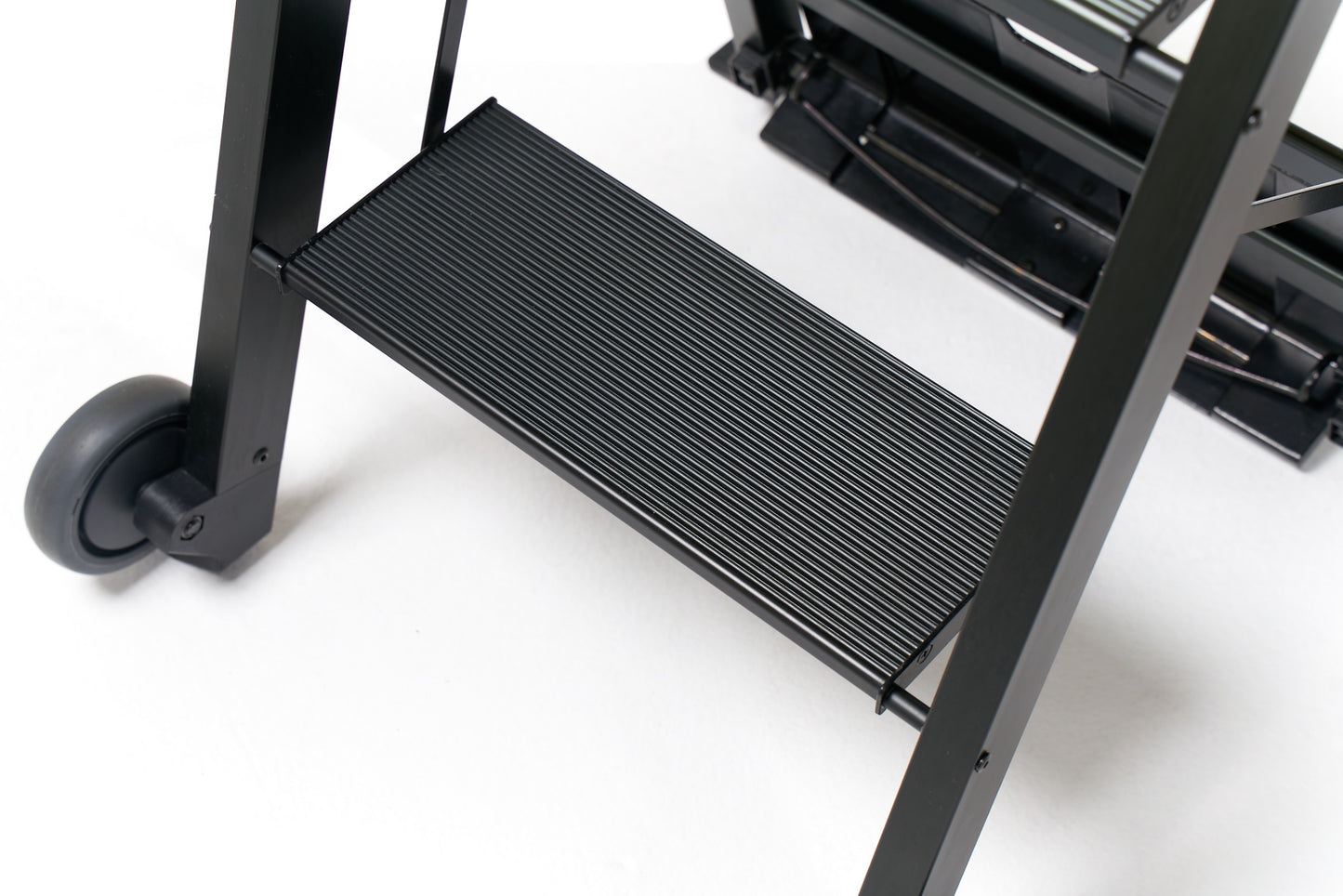 SU Folding Ladder Cart – close-up top view of ladder step