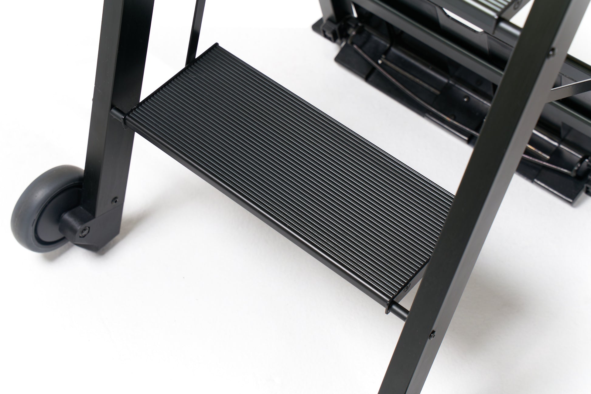 SU Folding Ladder Cart – close-up top view of ladder step